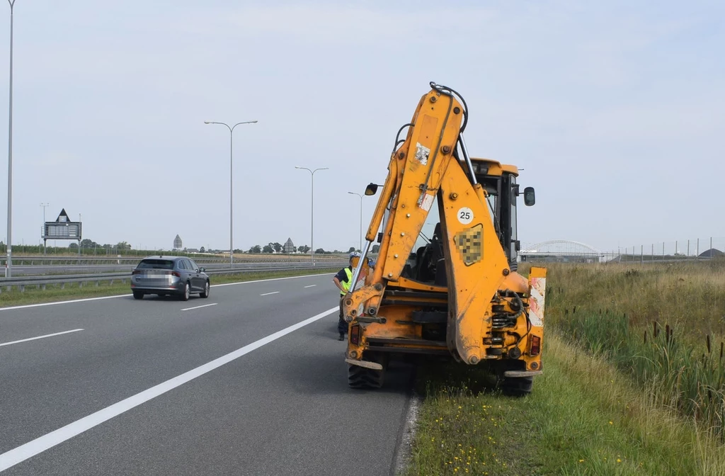 Po autostradach nie wolno poruszać się m.in. pojazdami wolnobieżnymi. Jak widać, zdarzają się takie przypadki