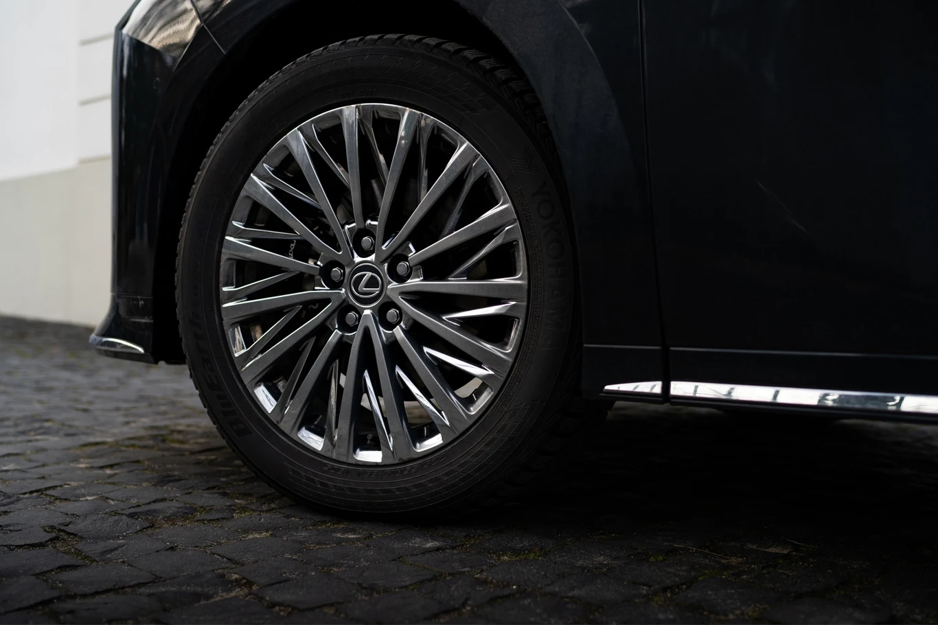 Lexus LM ma napęd na wszystkie koła. Jest on realizowany z pomocą elektrycznego silnika na tylnej osi. Lexus LM ma napęd na wszystkie koła. Jest on realizowany z pomocą elektrycznego silnika na tylnej osi.