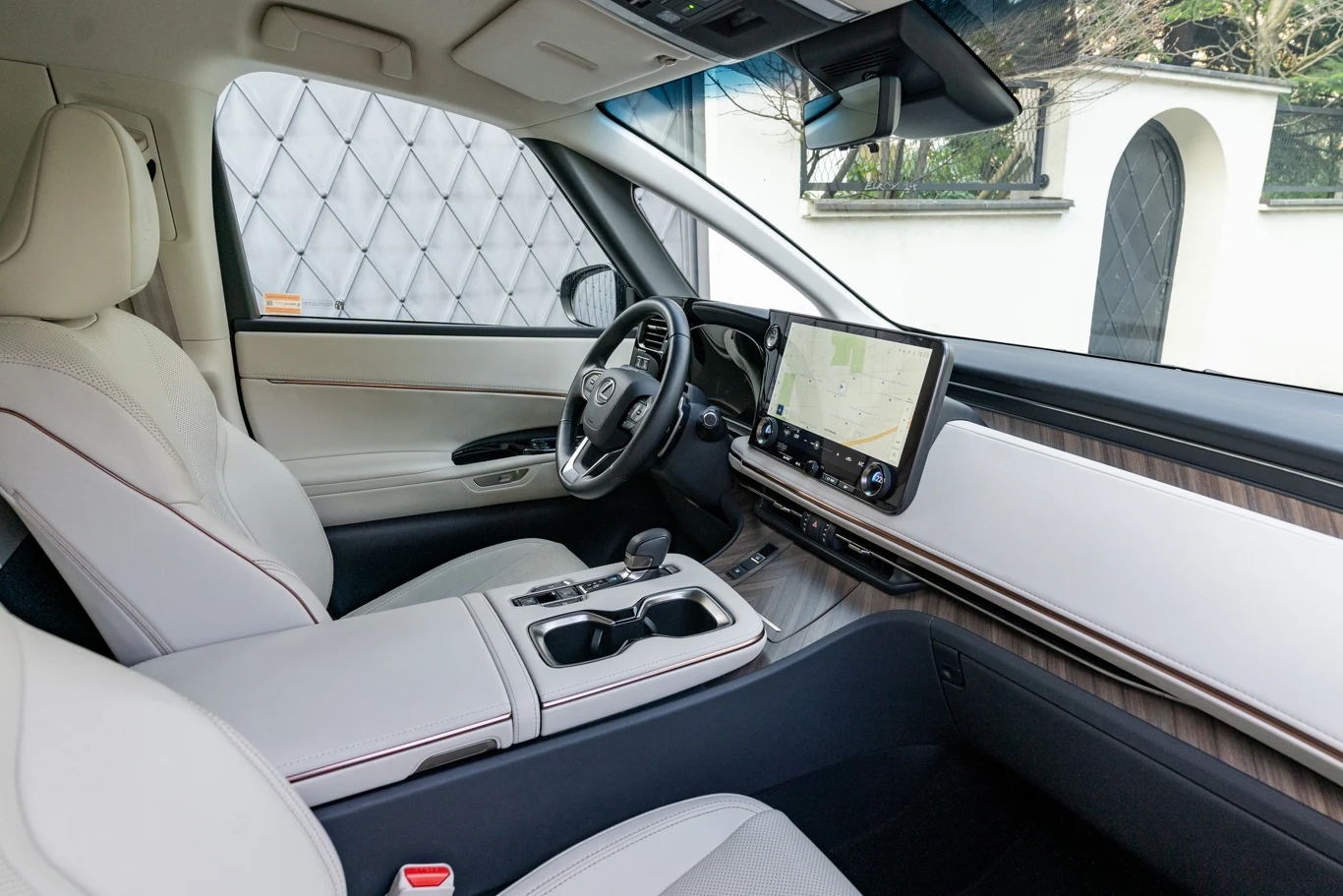 Kierowca może korzystać z wielu udogodnień tj. masaże w fotelach czy bezprzewodowy Apple CarPlay i Android Auto. Kierowca może korzystać z wielu udogodnień tj. masaże w fotelach czy bezprzewodowy Apple CarPlay i Android Auto.