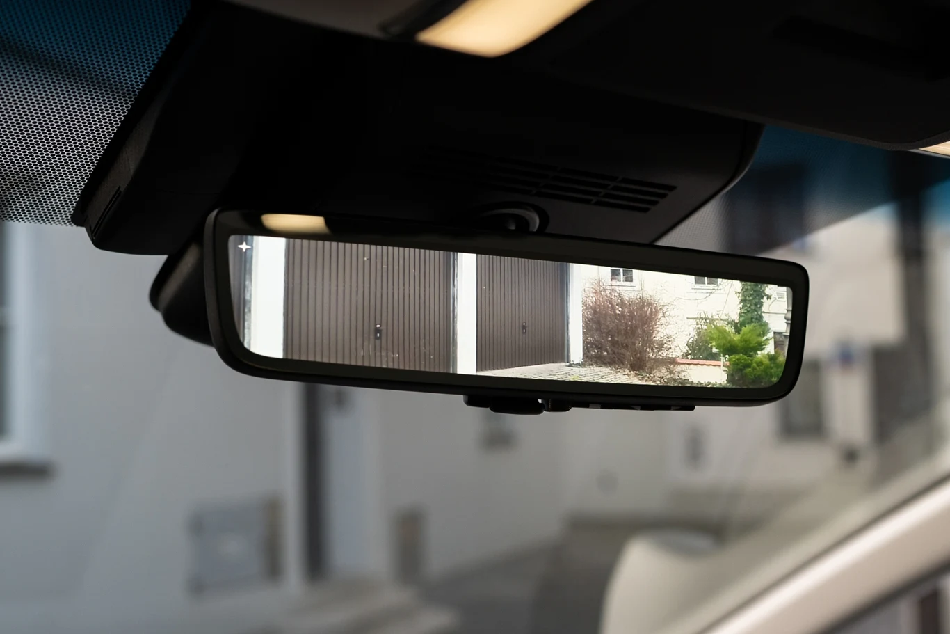 Lexus LM jest wyposażony w cyfrowe lusterko. To rozwiązanie przydaje się podczas manewrowania. Lexus LM jest wyposażony w cyfrowe lusterko. To rozwiązanie przydaje się podczas manewrowania.