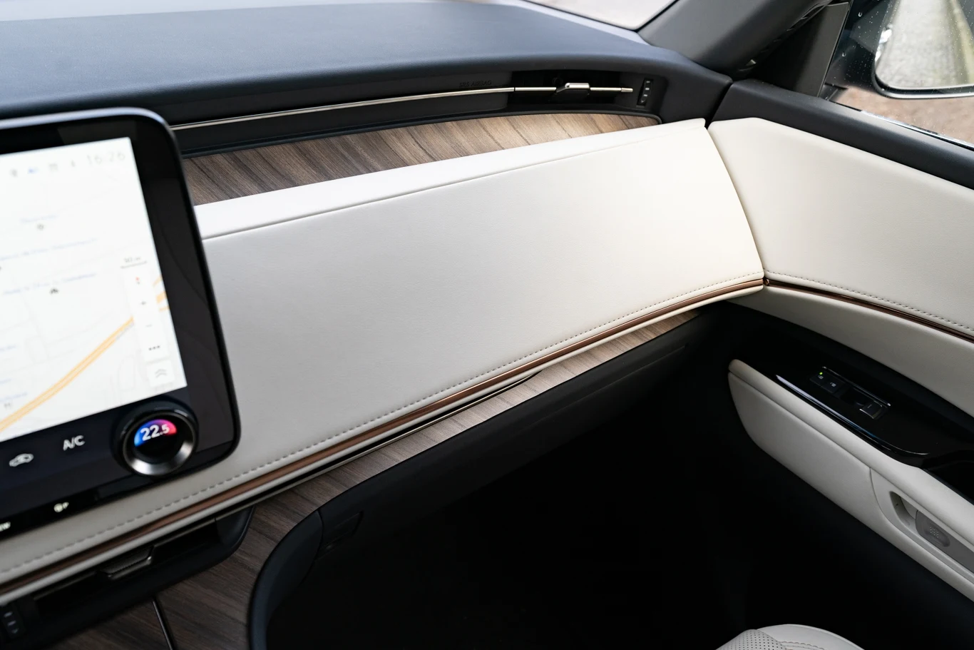 W kabinie Lexusa LM otacza nas skóra, drewno i aluminium. W kabinie Lexusa LM otacza nas skóra, drewno i aluminium.