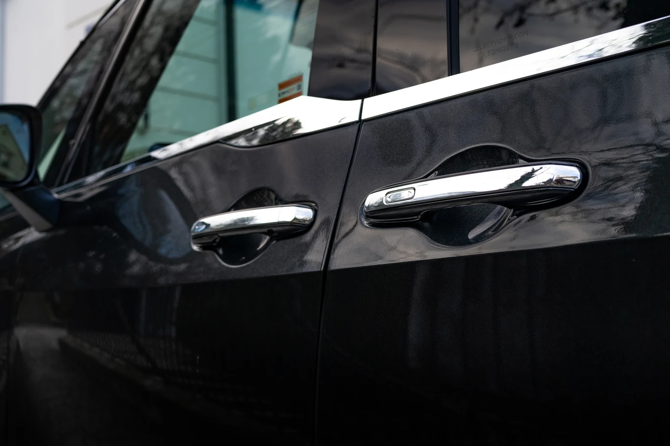 W klamkach Lexusa LM wbudowano przyciski do automatycznego otwierania ciężkich skrzydeł. W klamkach Lexusa LM wbudowano przyciski do automatycznego otwierania ciężkich skrzydeł.