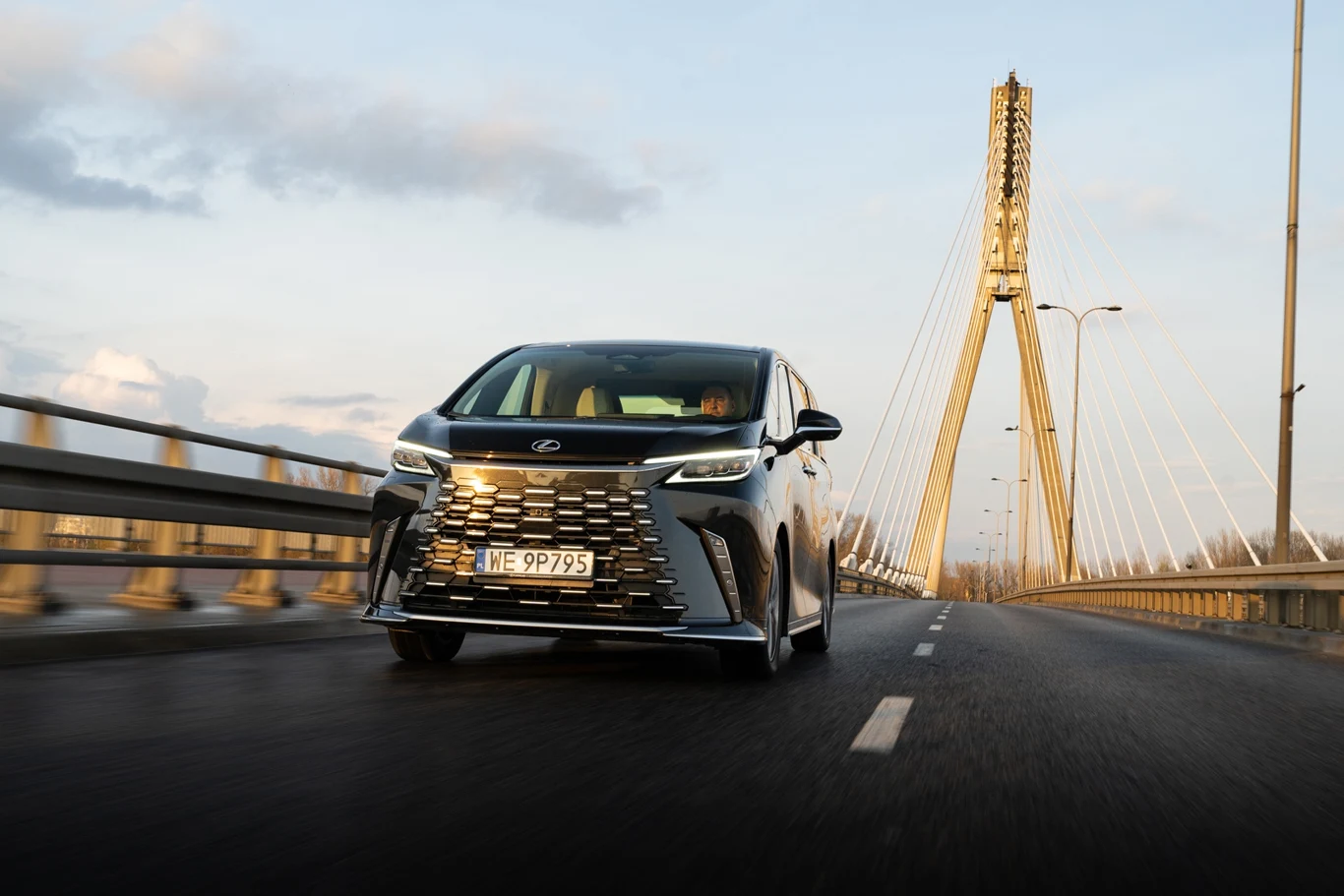 Lexus LM nie ma konkurencji. Flagowe limuzyny wypadają przy nim blado. Lexus LM nie ma konkurencji. Flagowe limuzyny wypadają przy nim blado.