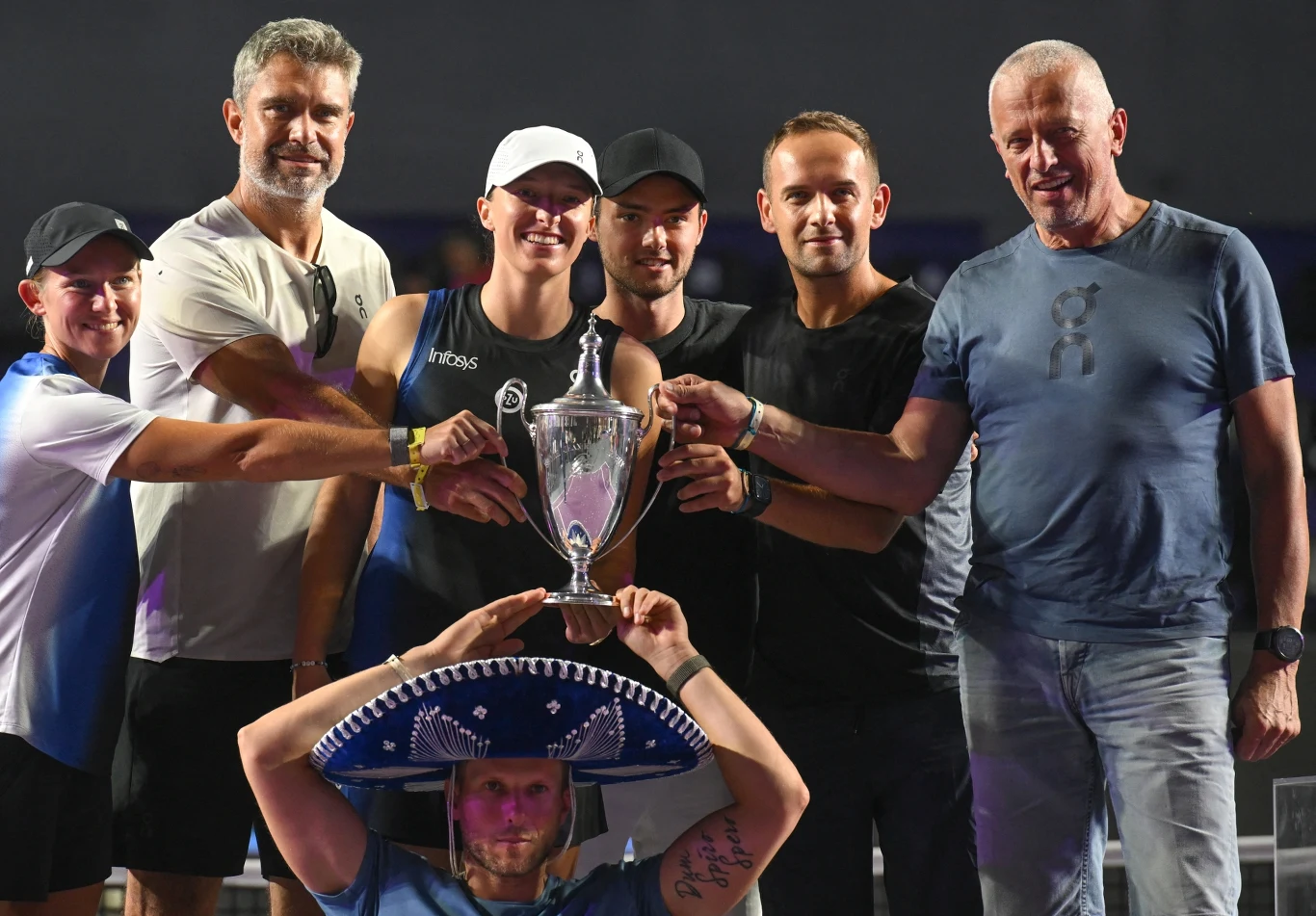 Iga Świątek ze swoim sztabem i tatą Iga Świątek ze swoim sztabem i tatą