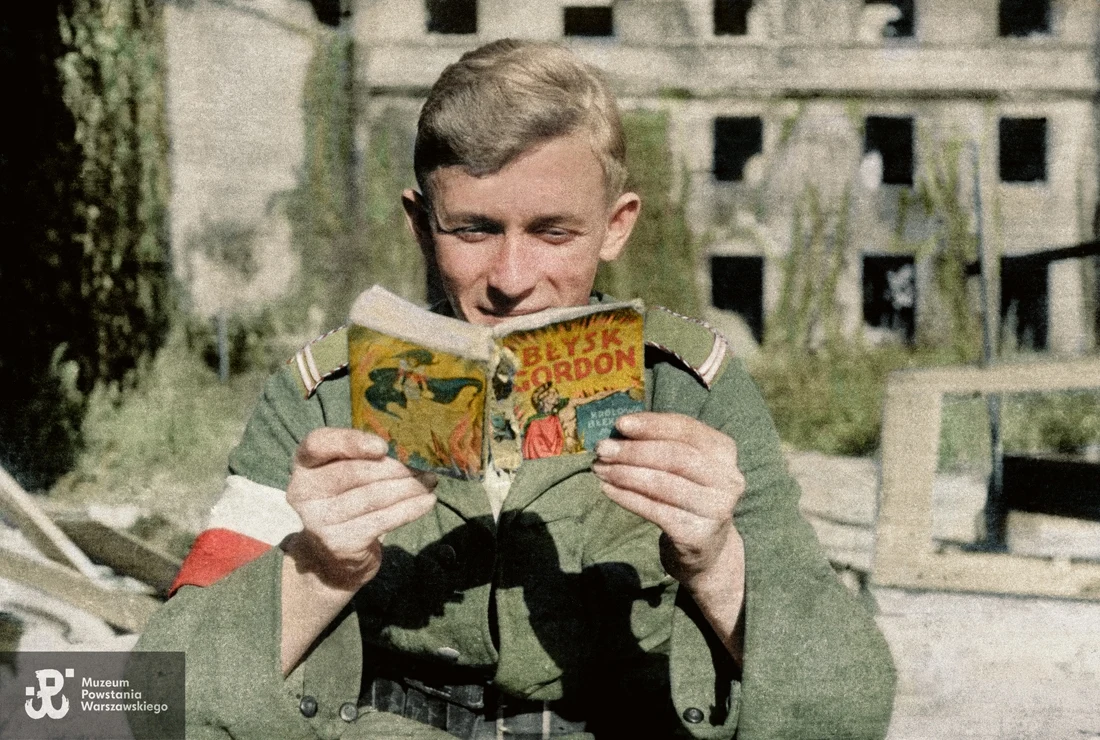 Jedna z fotografii z albumu "Kolor Powstania 1944. Zdjęcia walczącej Warszawy" Jedna z fotografii z albumu "Kolor Powstania 1944. Zdjęcia walczącej Warszawy"
