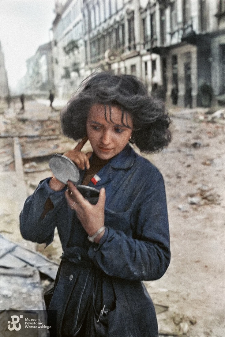 Fotografia z albumu "Kolor Powstania 1944. Zdjęcia walczącej Warszawy” Fotografia z albumu "Kolor Powstania 1944. Zdjęcia walczącej Warszawy”