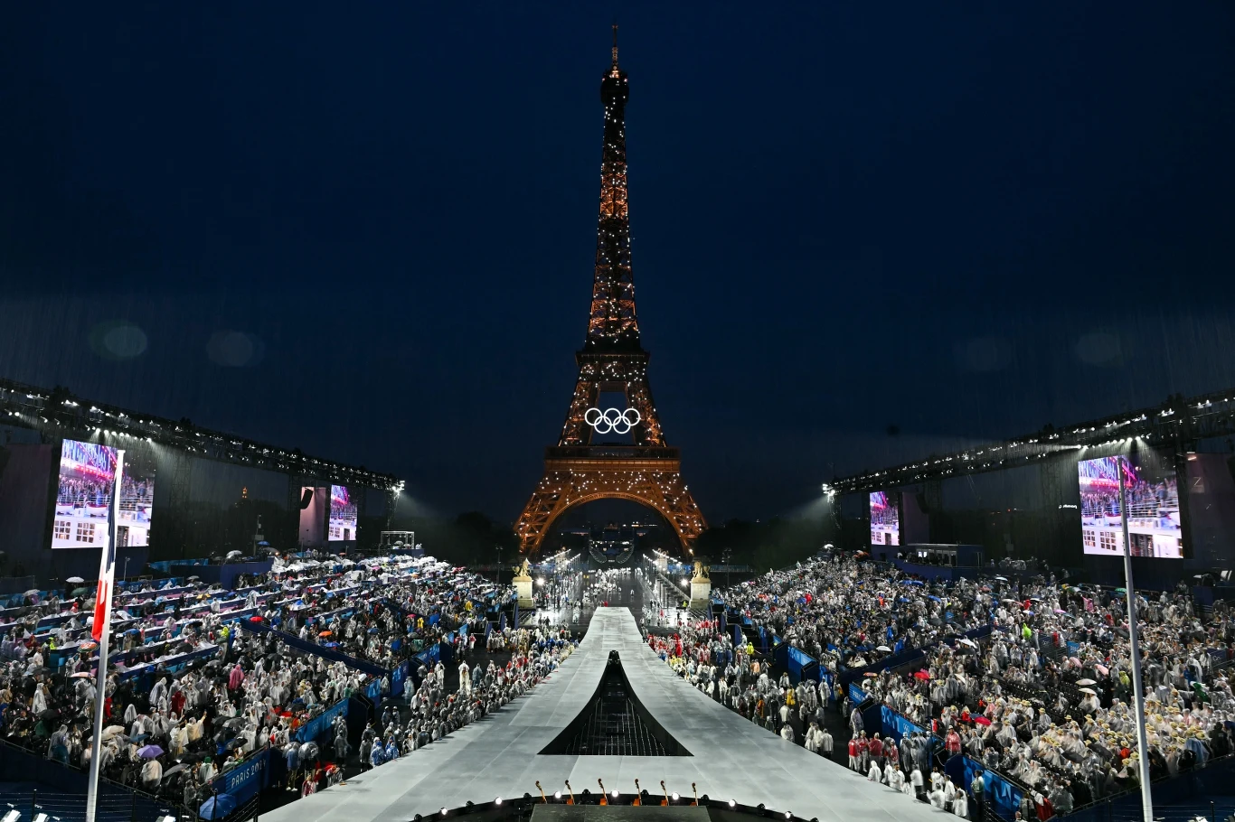 Kibice zgromadzeni na ceremonii otwarcia Igrzysk Olimpijskich w Paryżu
