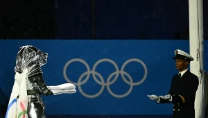 Moment przekazania flagi olimpijskiej przed zawieszeniem jej na maszcie