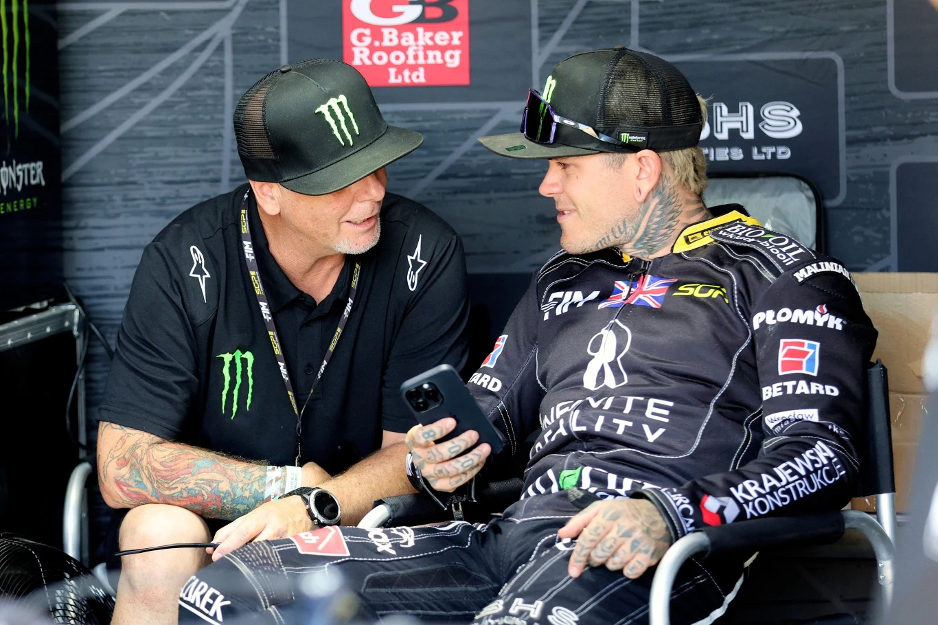 Joe Parsons i Tai Woffinden w boksie zawodnika. Joe Parsons i Tai Woffinden w boksie zawodnika.