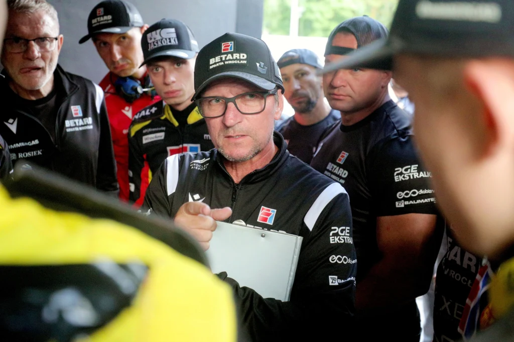 Narada w Sparcie. Na pierwszym planie trener Dariusz Śledź, z prawej strony Konrad Darwiński. Narada w Sparcie. Na pierwszym planie trener Dariusz Śledź, z prawej strony Konrad Darwiński.