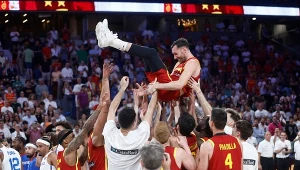 Rudy Fernandez podrzucany przez swoich kolegów z kadry