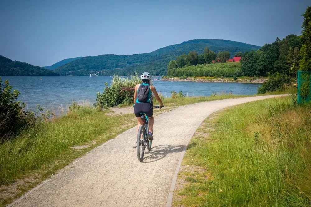 Szlak rowerowy Velo Soła prowadzi m.in. wzdłuż Jeziora Żywieckiego. Trasa liczy niemal 40 kilometrów i można z niej podziwiać rzekę Sołę oraz szczyty Beskidów