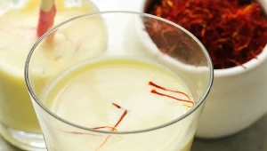 Szafranowe mleko warto pić przed snem. Poprawia samopoczucie i wycisza / fot. Canva