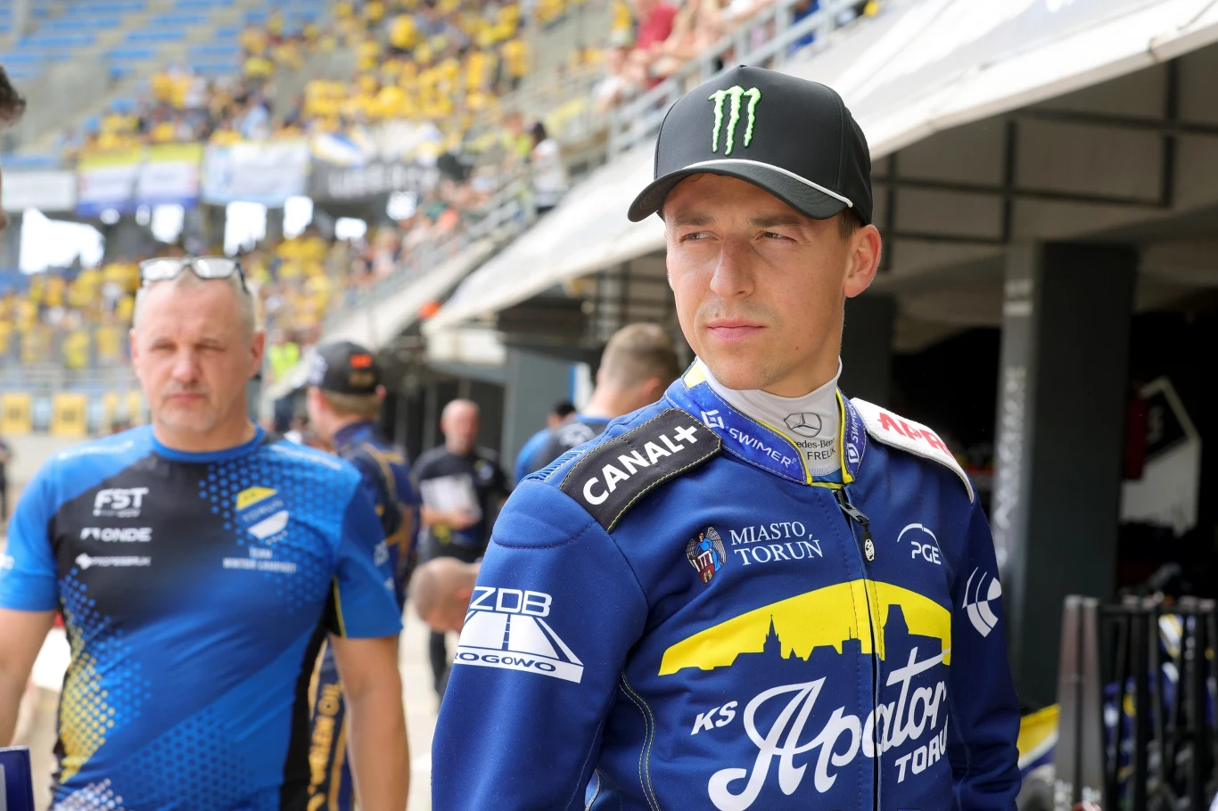 Paweł Przedpełski w parku maszyn Apatora Toruń.