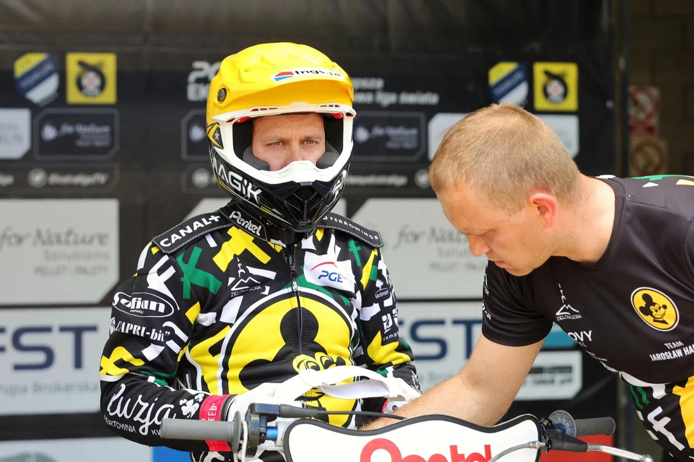 Jarosław Hampel szykuje się do startu.