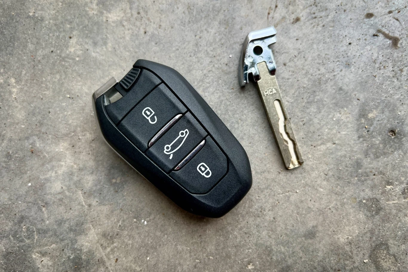 Większość kluczy do współczesnych samochodów posiada wbudowany grot do awaryjnego otwierania drzwi. Większość kluczy do współczesnych samochodów posiada wbudowany grot do awaryjnego otwierania drzwi.