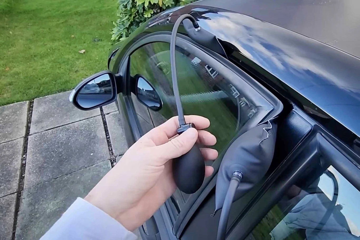 Pompowana poduszka pomoże w rozwiązaniu problemu zatrzaśniętych drzwi /fot. TutorialGenius.com na Youtube Pompowana poduszka pomoże w rozwiązaniu problemu zatrzaśniętych drzwi /fot. TutorialGenius.com na Youtube