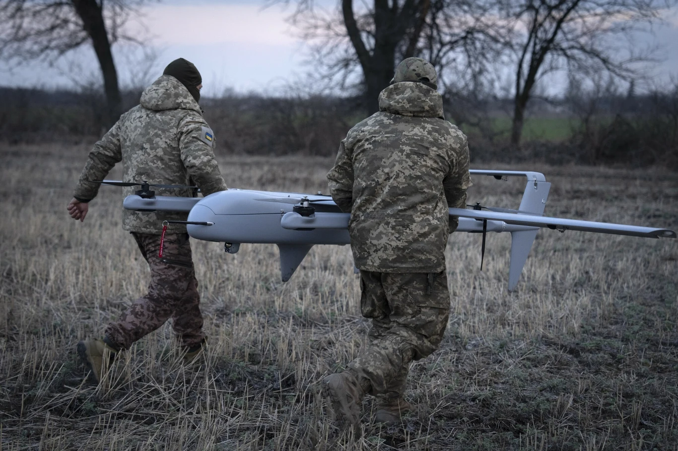 Ukraińscy żołnierze 22. Brygady Zmechanizowanej przygotowują się do startu bezzałogowy statek powietrzny Poseidon H10 Ukraińscy żołnierze 22. Brygady Zmechanizowanej przygotowują się do startu bezzałogowy statek powietrzny Poseidon H10