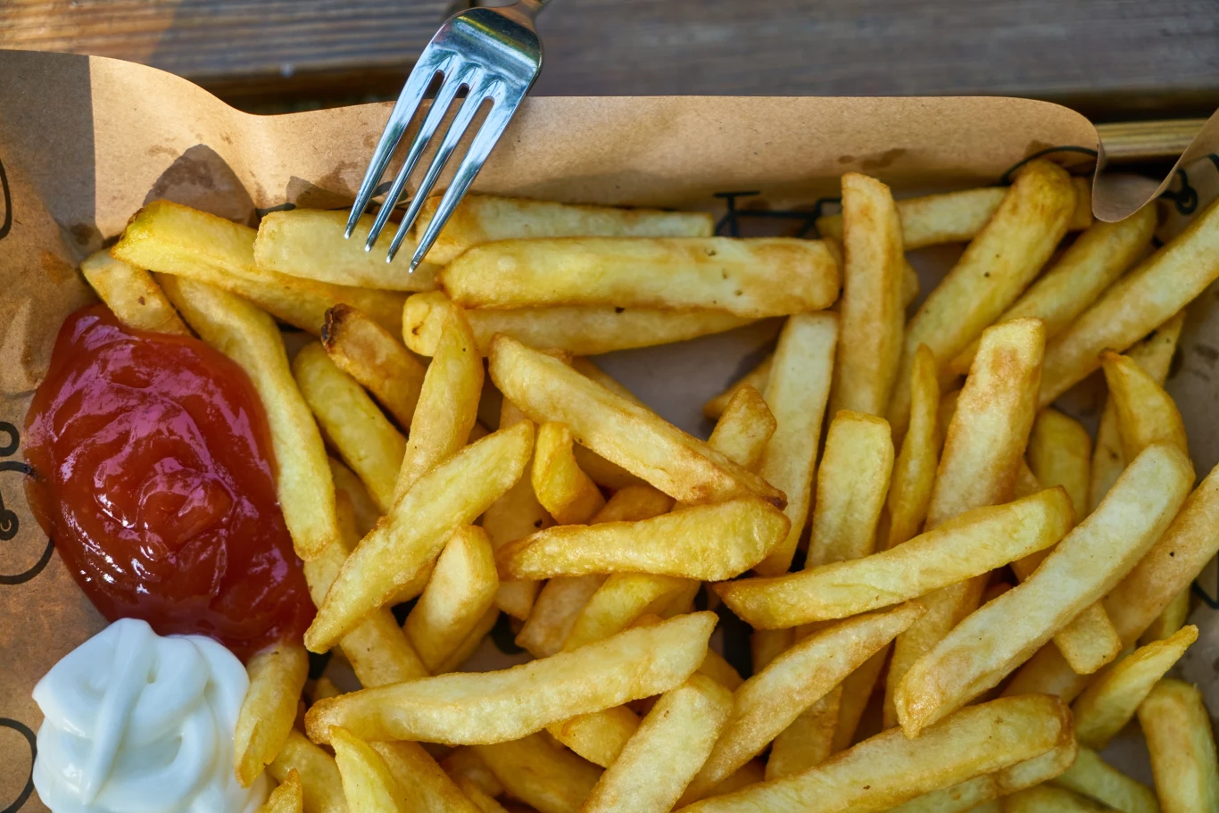 We frytkach znajduje się akrylamid. Poza tym niektóre ketchupy mają duże ilości cukru. We frytkach znajduje się akrylamid. Poza tym niektóre ketchupy mają duże ilości cukru.