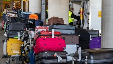 Pracownicy lotnisk przestrzegają przed wybieraniem walizek w niektórych kolorach