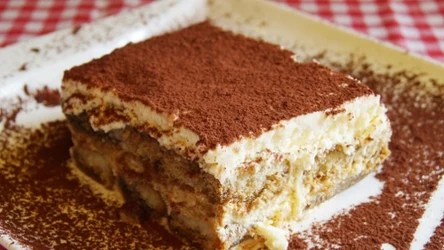 Tiramisù to kawowy deser, który dziś serwuje się na całym świecie