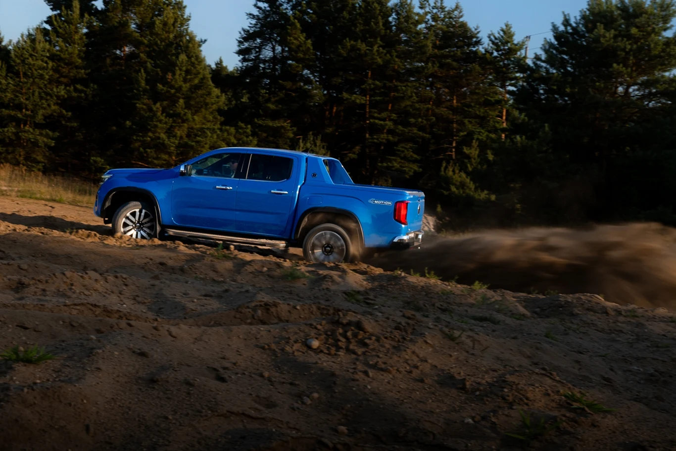 Volkswagen Amarok jest dzielny w terenie, ale to nie auto stworzone z myślą o off-roadzie. Na niekorzyść działa spory rozstaw osi.
