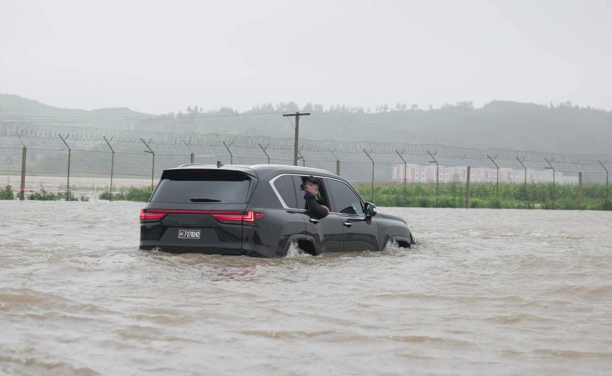 Korea Północna. Kim Dzong Un w drodze do miejsc dotkniętych powodziami