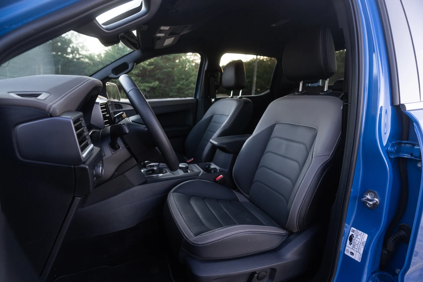 Kabina Volkswagena Amaroka przypomina bardziej luksusowego SUV-a, niż auto stworzone do ciężkiej pracy.