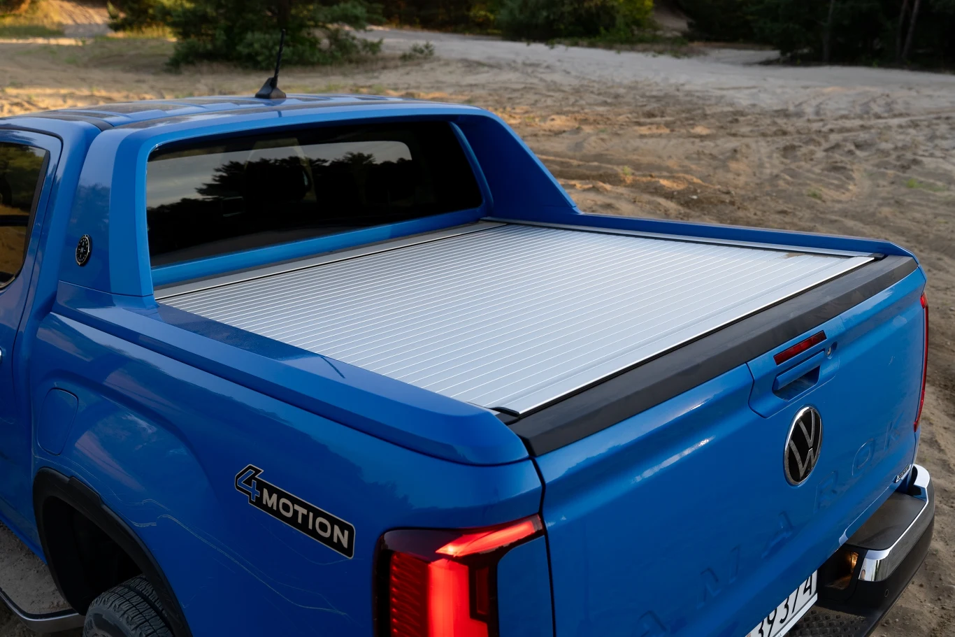 Volkswagen Amarok występuje z elektrycznie sterowaną roletą.