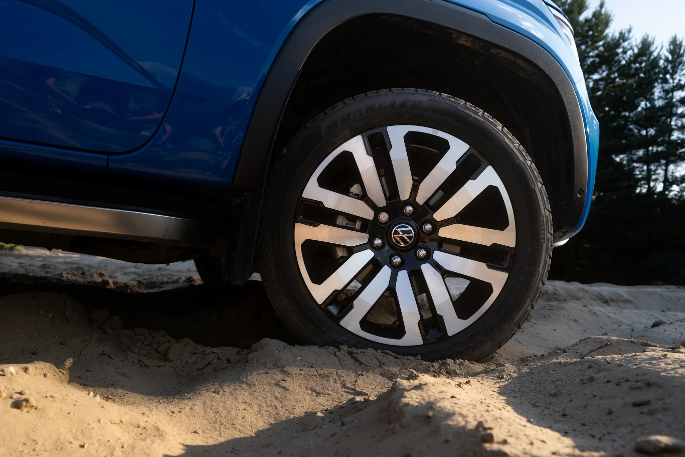 Volkswagen Amarok 3.0 TDI V6 ma napęd na cztery koła 4MOTION i jest wyposażony w reduktor.