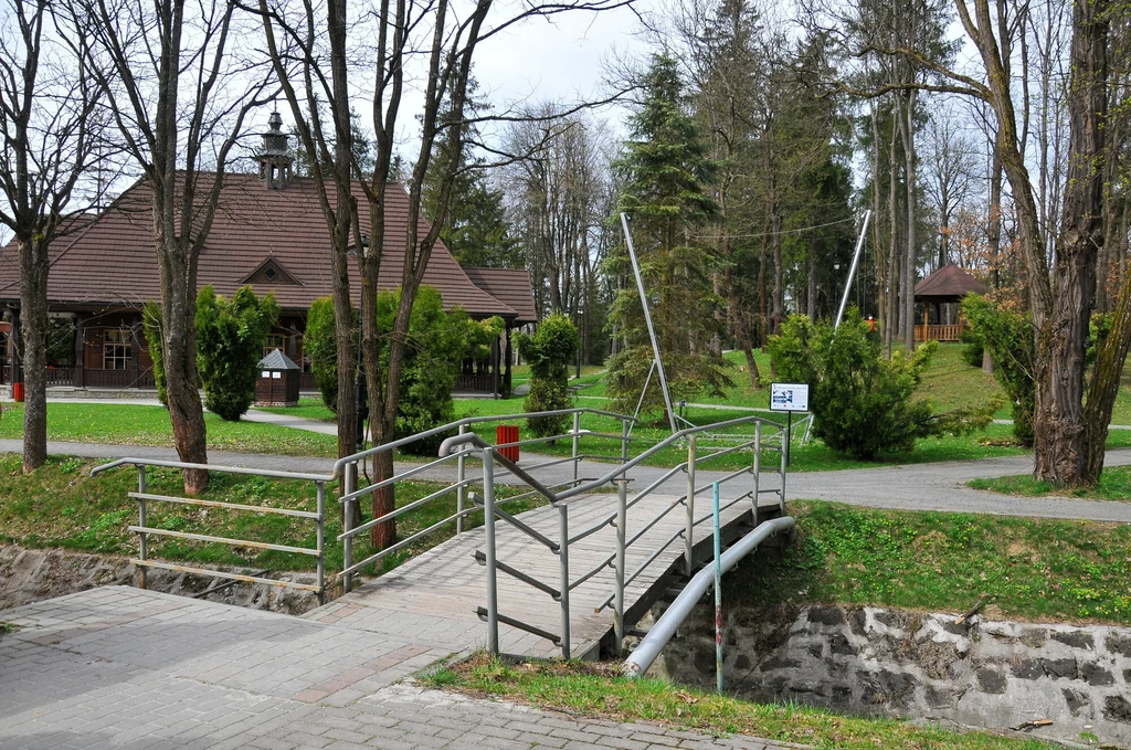 Entuzjastom historii i kultury z pewnością zaimponuje znajdujący się w pobliżu szlak architektury drewnianej.