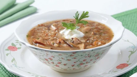 Do szlacheckiej zupy grzybowej dodaje się kaszę