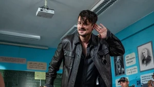 Dawid Ogrodnik w scenie z filmu "Piep*zyć Mickiewicza"