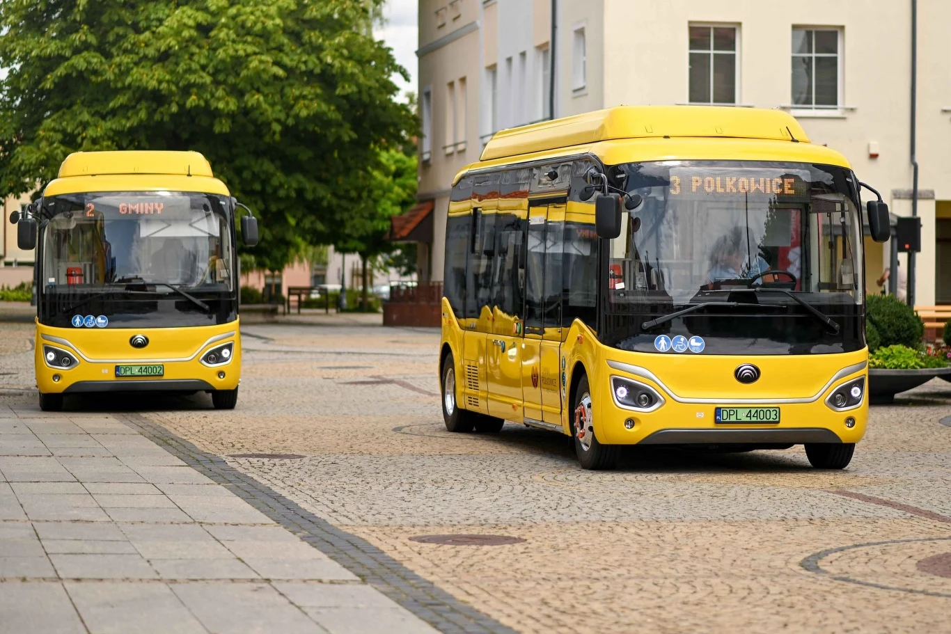 Yutong E7S to najmniejszy z gamy elektrycznych modeli chińskiego producenta. Ma siedem metrów długości i może pomieścić łącznie 30 osób. Yutong E7S to najmniejszy z gamy elektrycznych modeli chińskiego producenta. Ma siedem metrów długości i może pomieścić łącznie 30 osób.