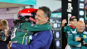 Leon Madsen cieszy się z wygranej Włókniarza razem z prezesem Michałem Świącikiem.