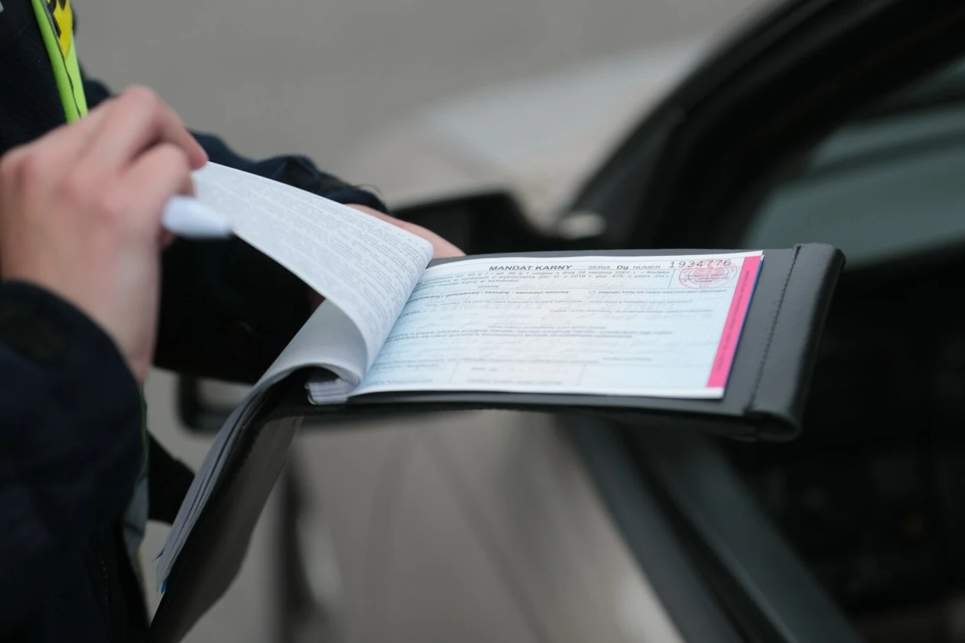 W niektórych przypadkach kierowca przewożący niebezpieczne przedmioty otrzyma mandat karny. Gdy wykroczenie jest poważniejsze, funkcjonariusz może nawet zatrzymać dowód rejestracyjny.