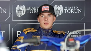 Wiktor Przyjemski odpoczywa w swoim boksie.