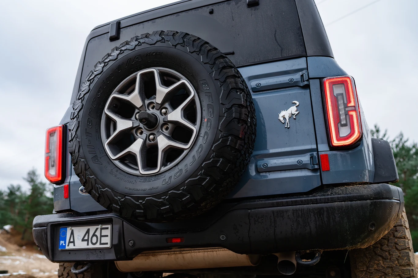 Ford Bronco Badlands to topowa odmiana off-roadera. Ma wszystko, czego potrzeba do jazdy w ciężkim terenie.