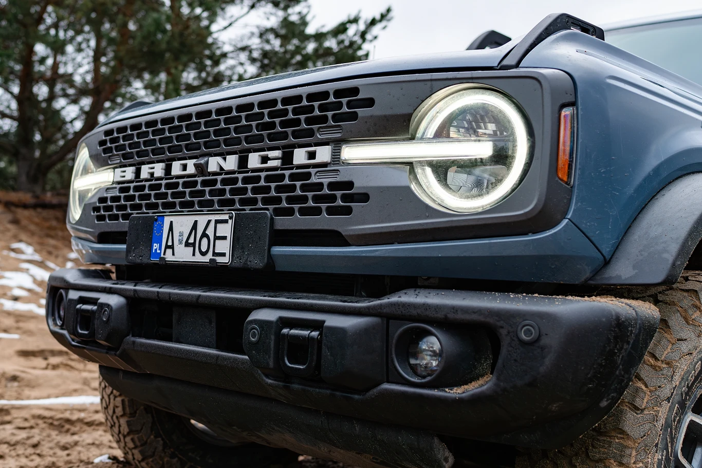 Ford Bronco zwraca na siebie uwagę ogromnym grillem oraz okrągłymi światłami do jazdy dziennej.