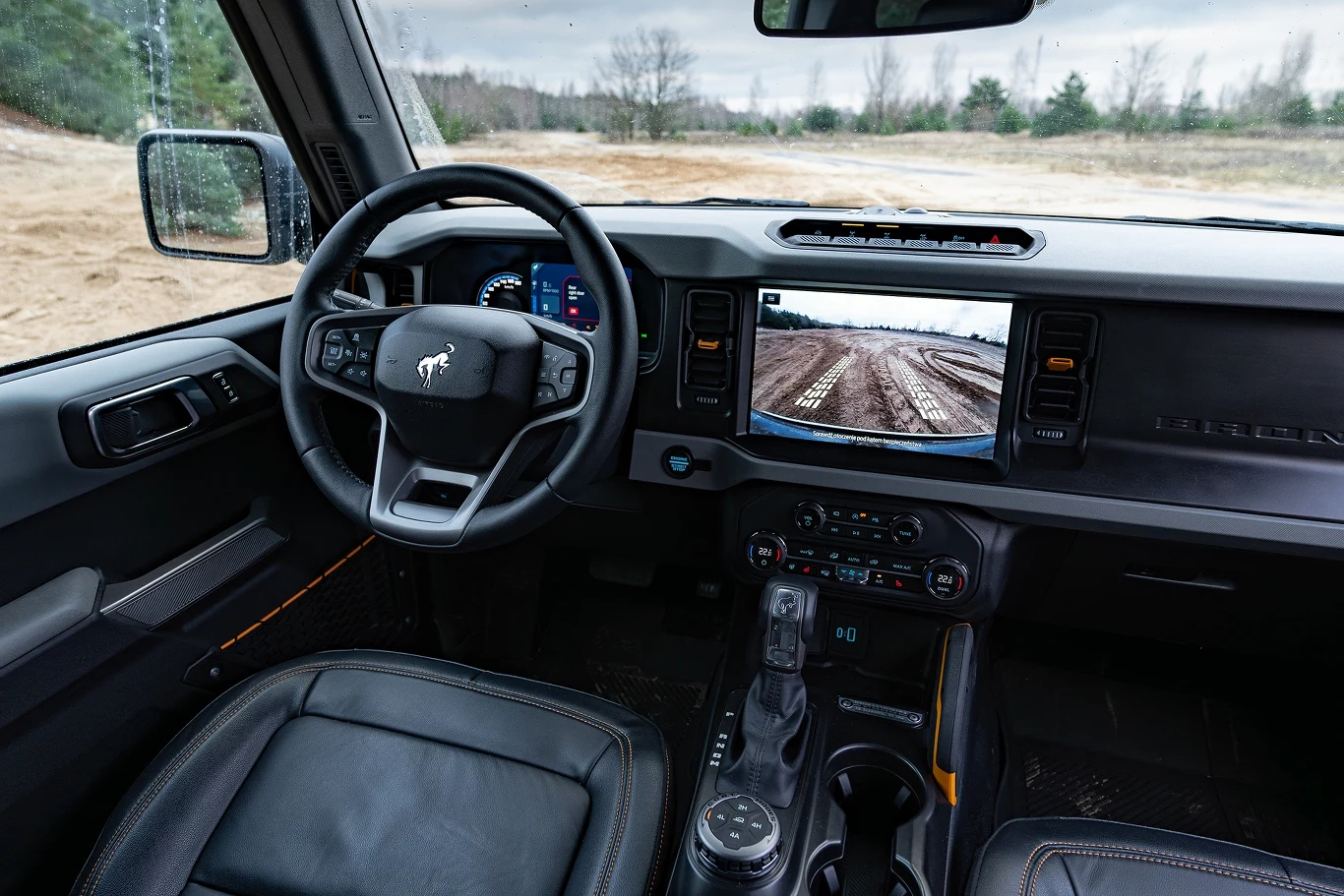 Wnęterze Forda Bronco jest wykonane z wytrzymałych materiałów.