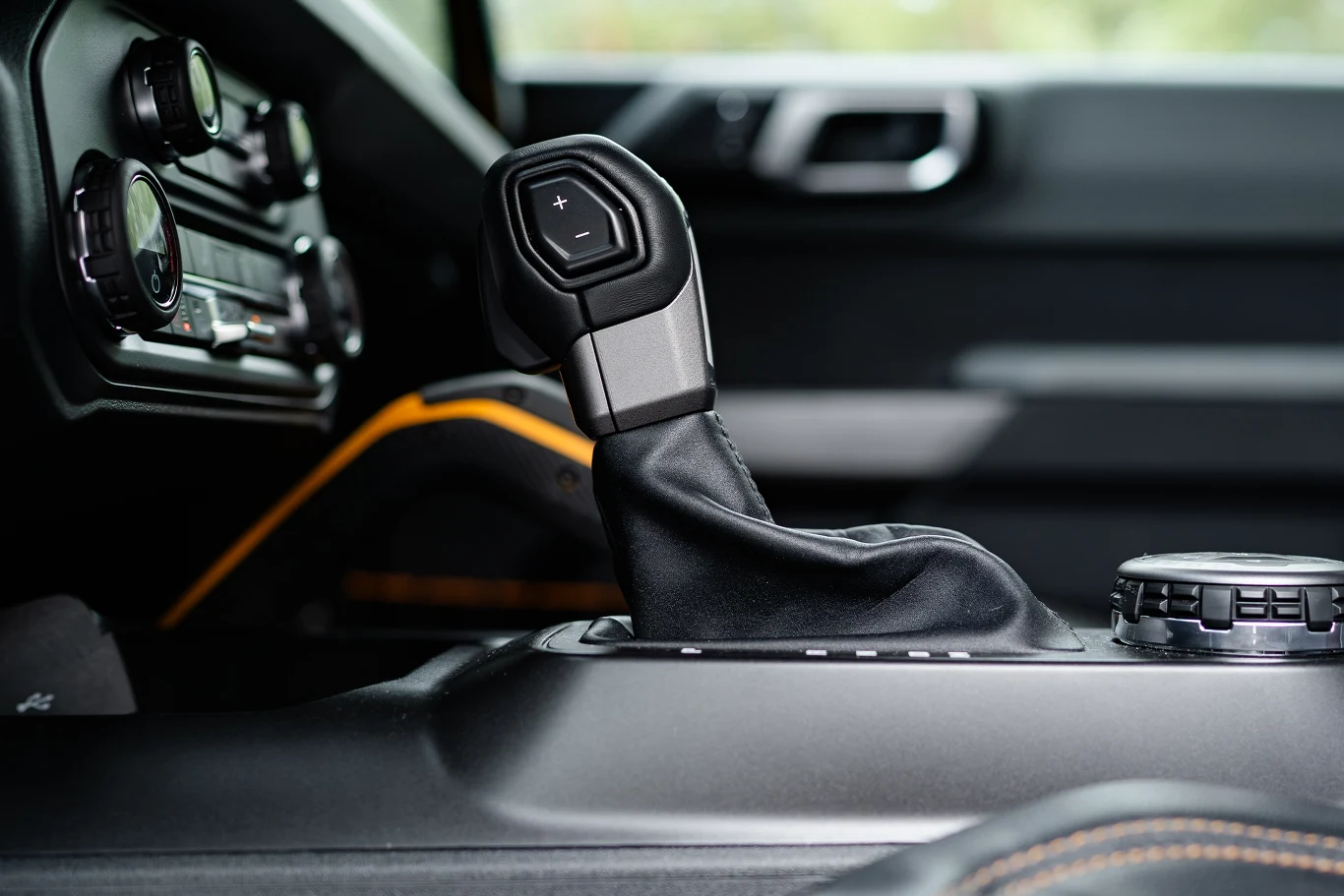 W kabinie Forda Bronco jest cała masa fizycznych przycisków. Najważniejsze funkcje są na wyciągnięciu ręki.