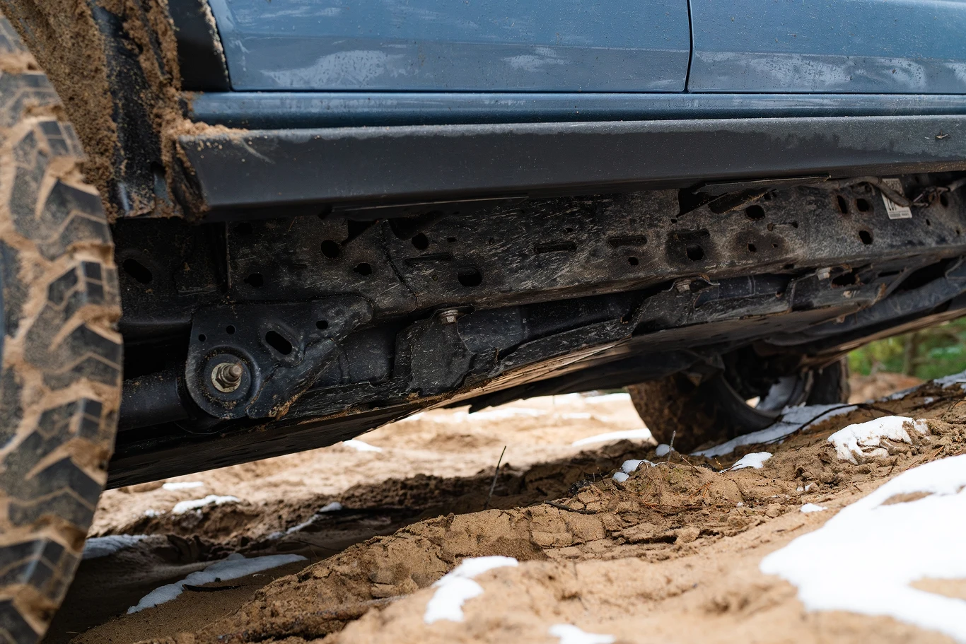 Ford Bronco Badlands ma wzmocnione progi. Prześwit terenówki w tym wydaniu wynosi 261 mm.