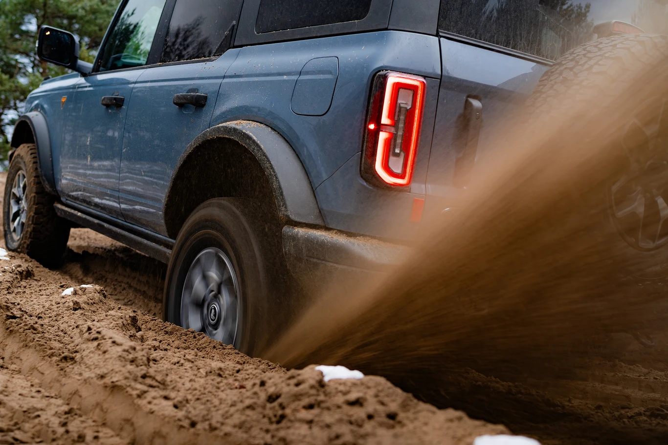 Ford Bronco Badlands czuje się w piaskownicy, jak ryba w wodzie.