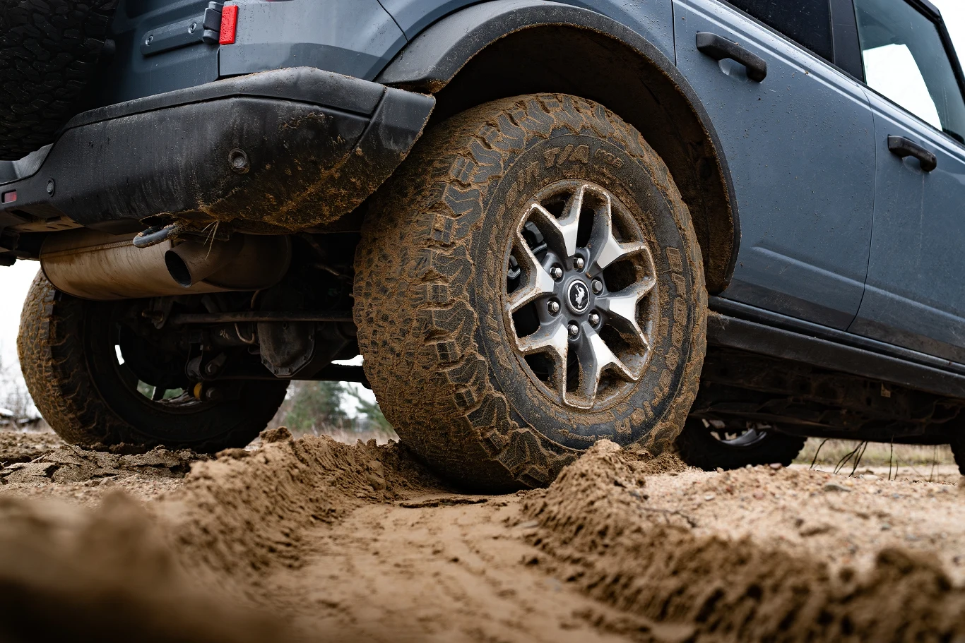 Ford Bronco zawraca niemal w miejscu. To zasługa funkcji "Trail Turn Assist", która blokuje wewnętrzne tylne koło.