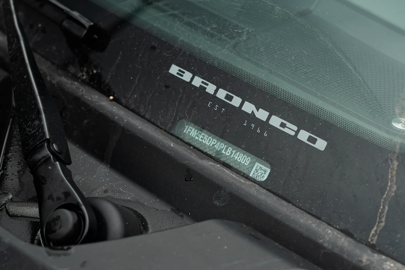 Pierwszy Ford Bronco zadebiutował w 1966 roku. Na podszybiu nowej generacji znajdziemy małą niespodziankę.