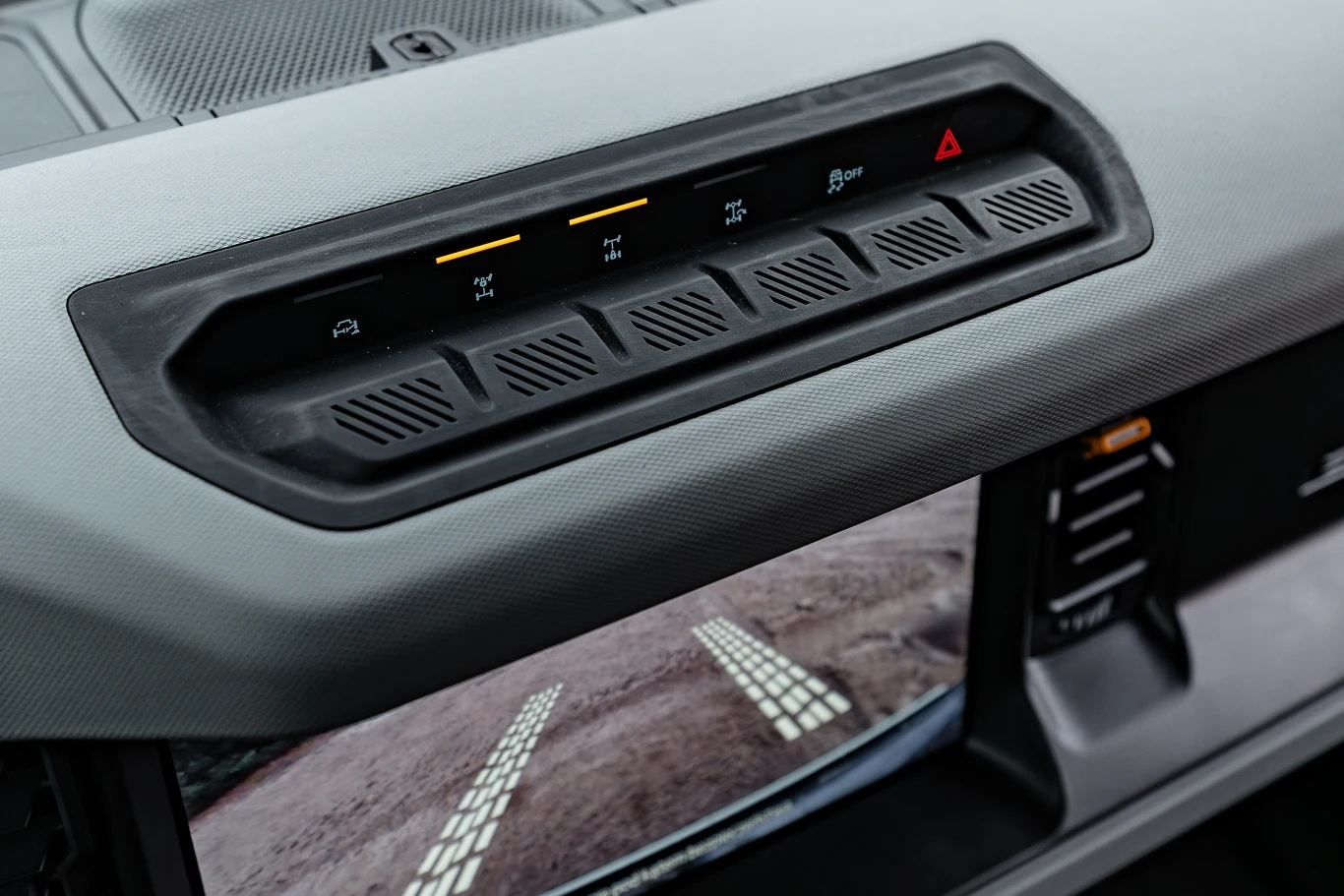 Na szczycie deski rozdzielczej znajduje się panel szybkiego dostępu.