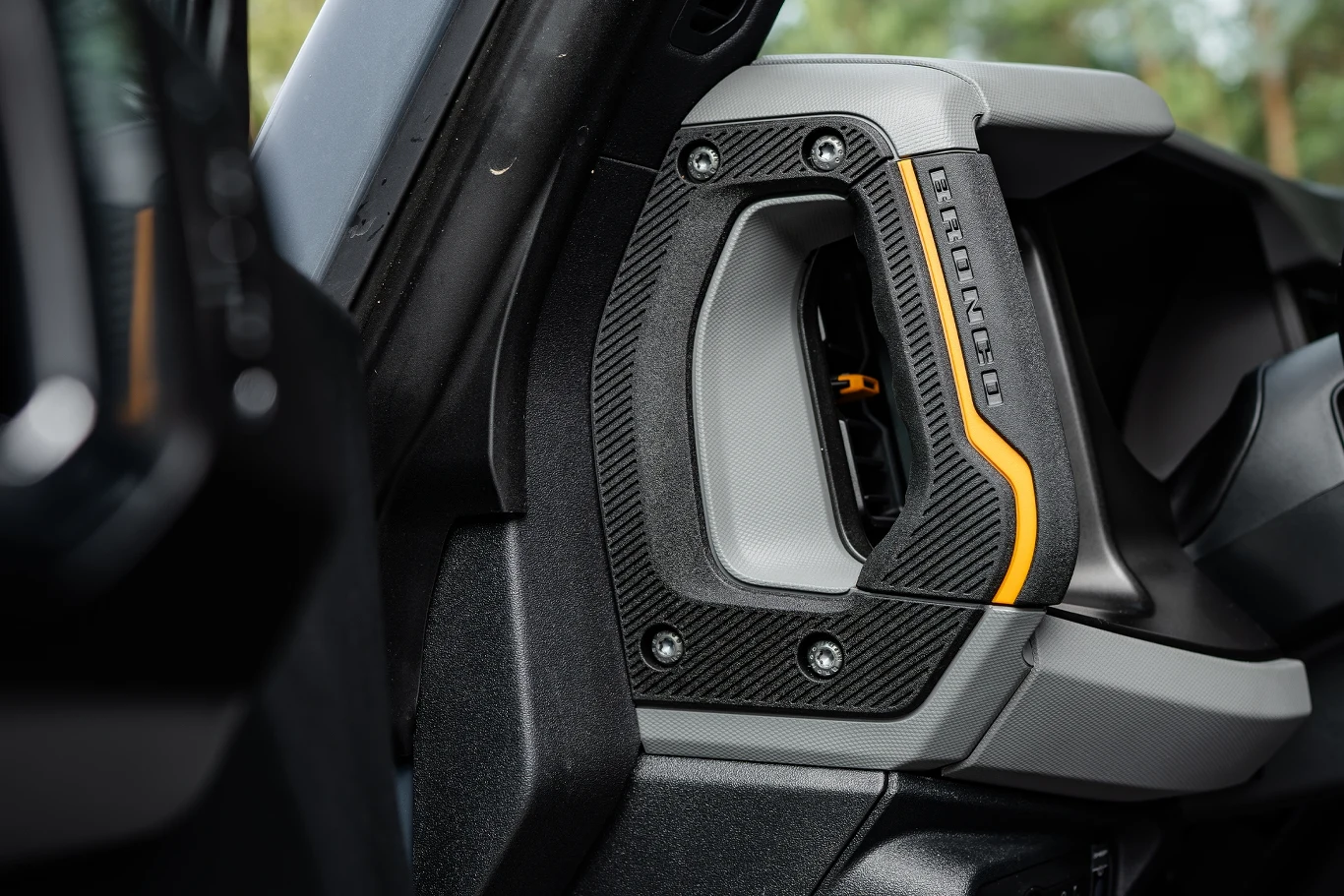 W kabinie Bronco znajdziemy solidne uchwyty. Przydają się poza utwardzonymi szlakami.