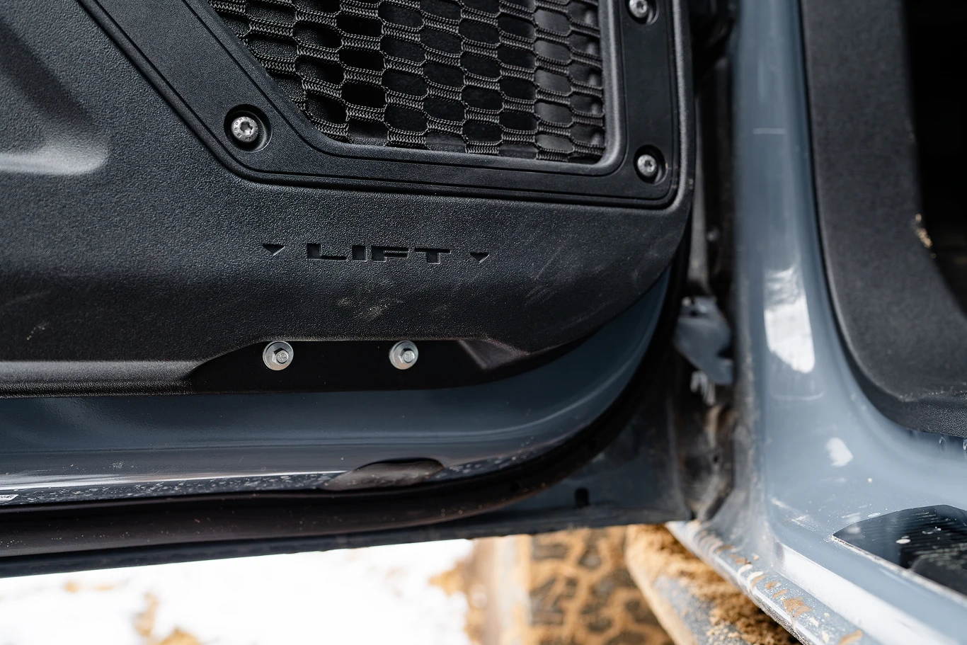 Drzwi w Bronco można szybko zdemontować. Do przechowywania elementów karoserii służą specjalne pokrowce.