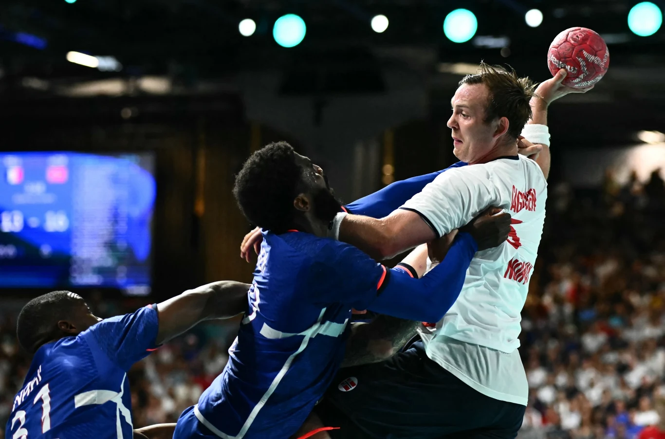 Sander Sagosen w ataku na bramkę Francji