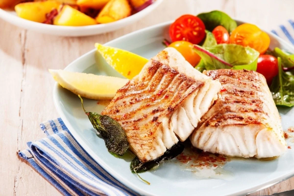 W diecie obniżającej kortyzol powinny pojawić się nie tylko owoce i warzywa, ale również ryby bogate w kwasy omega-3